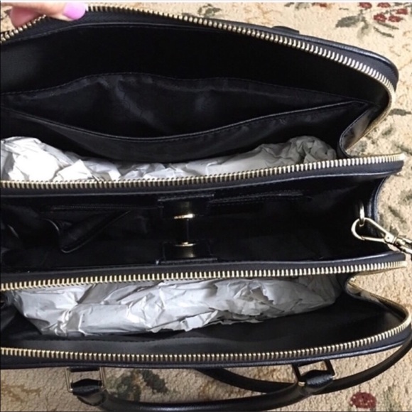 🛍️ Vintage Authentic MK shoulder bag excellent condition comes with dust bag. - Picture 6 of 12